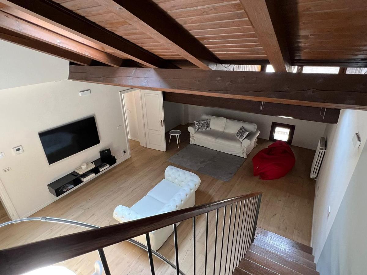 Apartamento Il Salotto Sul Rio Mantua Exterior foto