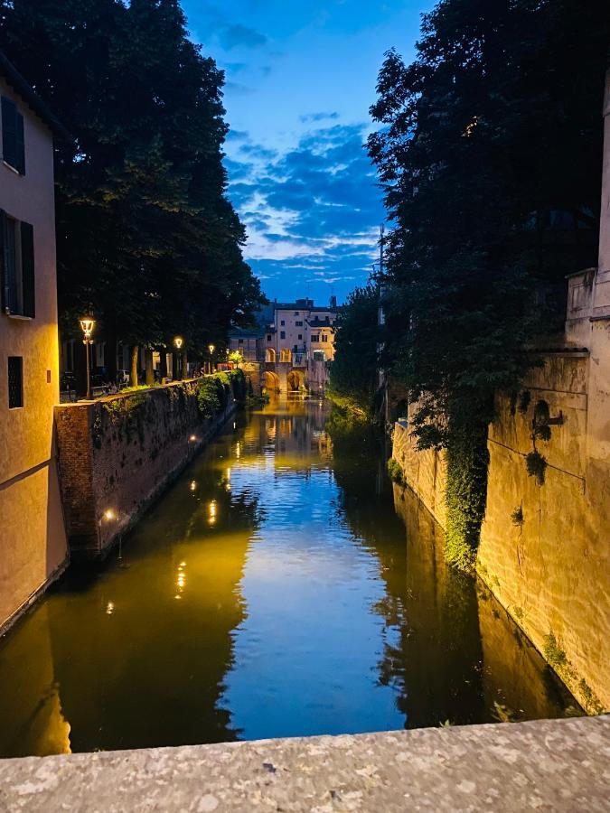 Apartamento Il Salotto Sul Rio Mantua Exterior foto