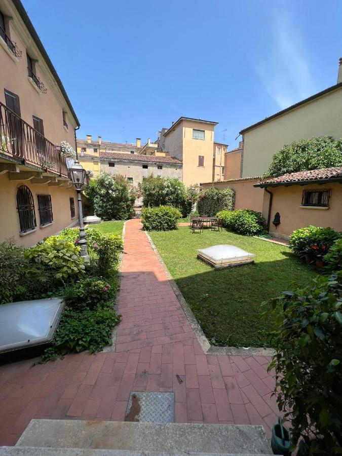 Apartamento Il Salotto Sul Rio Mantua Exterior foto